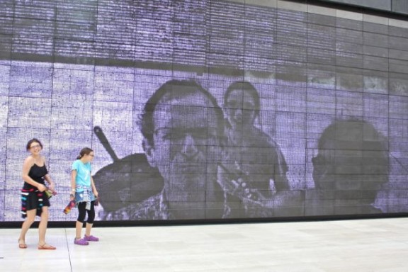 Singapore National Museum - Hubby on the screen (he is like an extra teen) bring a sense of humor