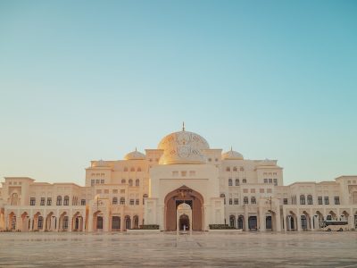 A front shot of the Qasr Al Watan Palace, a must see on an Abu Dhabi day trip