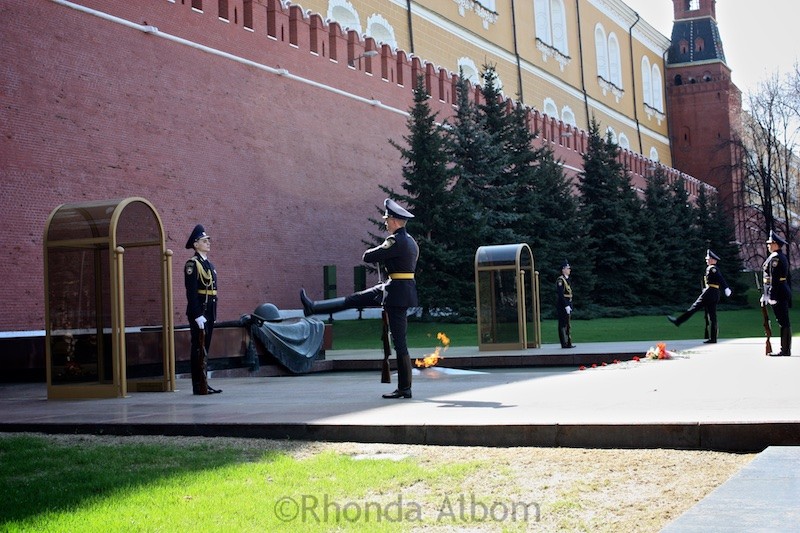 Moscow Highlights: Things to do in Moscow in 4 Days 31 Changing of the guard at the tomb of the unknown soldier in Moscow, Russia