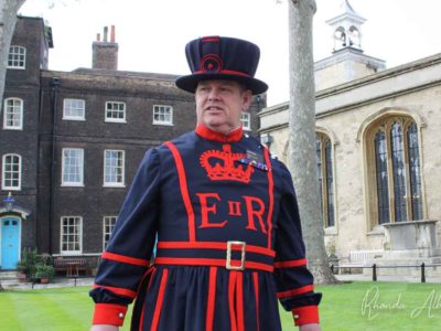 A beefeater guard representing travel tips for the UK