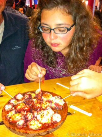 octopus eten op een kermis in La Coruna Spanje