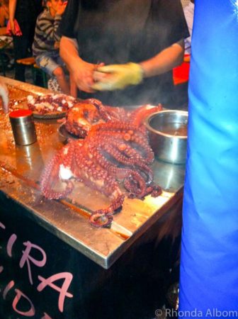  frissen szakácsozott octoopus egy utcai vásáron Spanyolországban