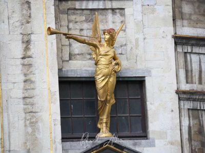 Architecture and golden statues are amongst the similarities when comparing Bruges vs Brussels