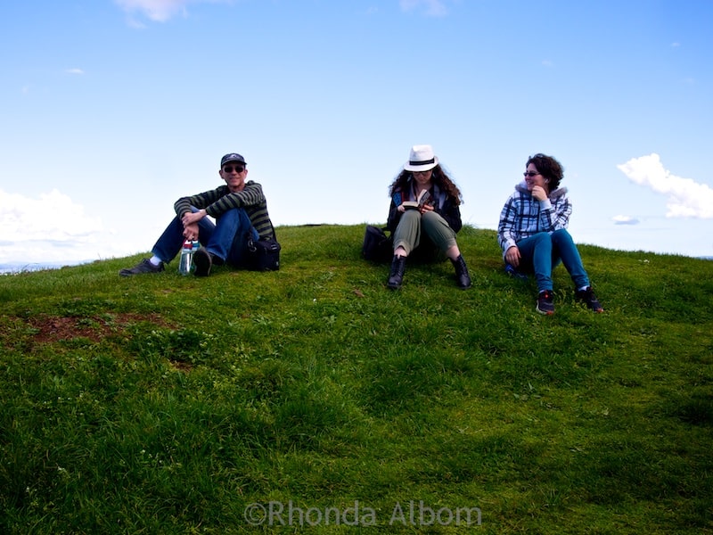 Mount Eden Volcano: Auckland's best hike for city and crater views 8 Enjoying the day, sitting on an extinct volcano in Auckland New Zealand