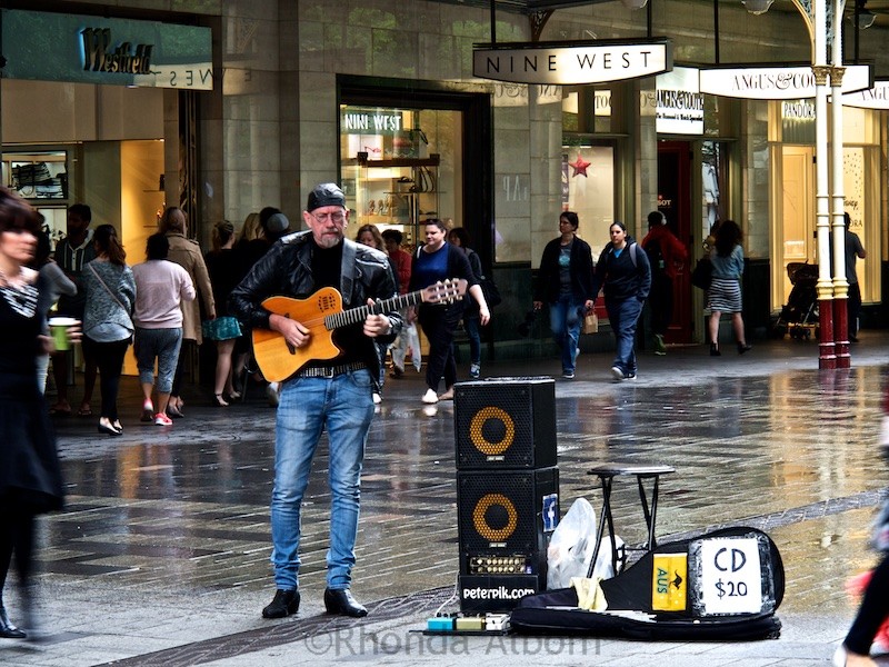 Street performer on a rainy Sydney afternoon