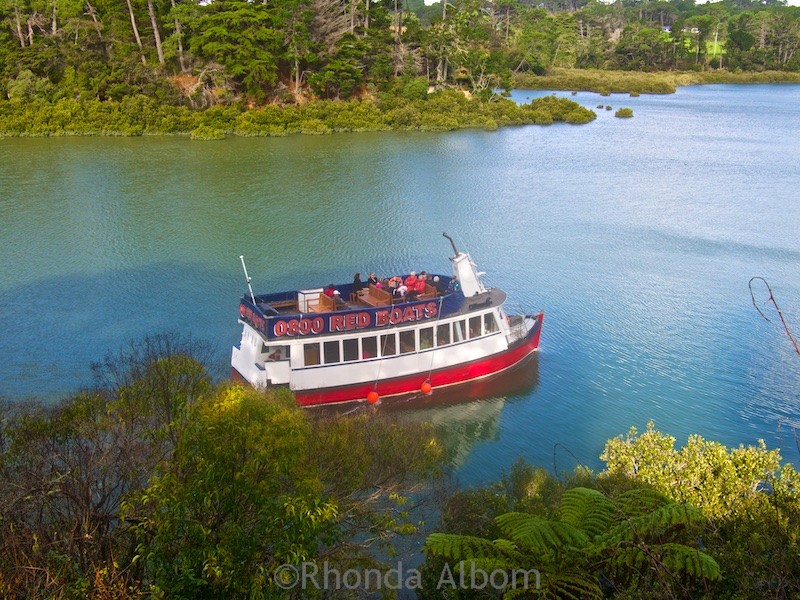 Ferry leaving the Riverhead restaurant, New Zealand's oldest riverside tavern