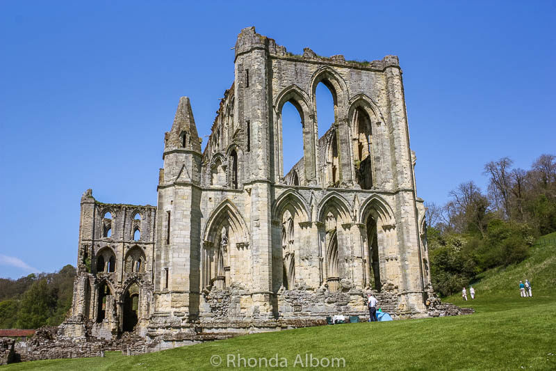The Picturesque Ruins of Rievaulx Abbey in England's Countryside 9 Rievaulx Abbey in the British Countryside