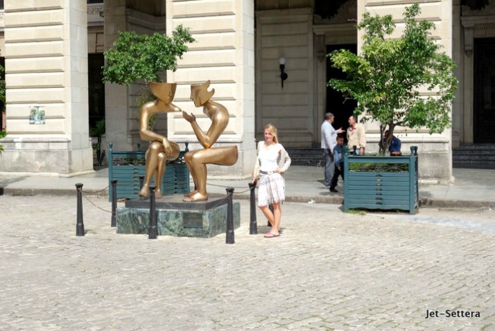 Oversized and Undressed Fun Statues Around the World 15 La Conversacion in Havana Cuba