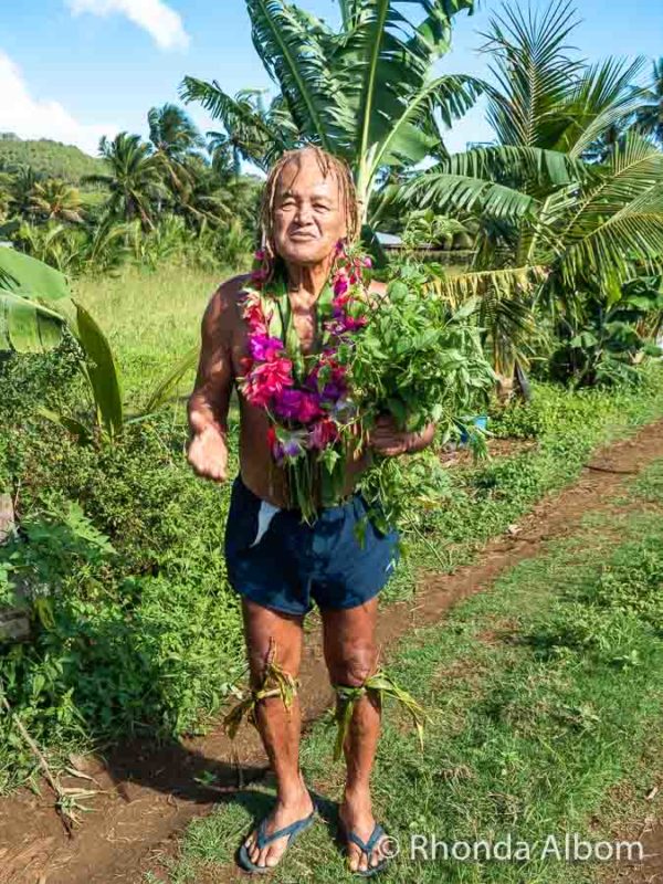 Learning about nightshade (belladonna) on Pa's Nature Walk in the Cook Islands