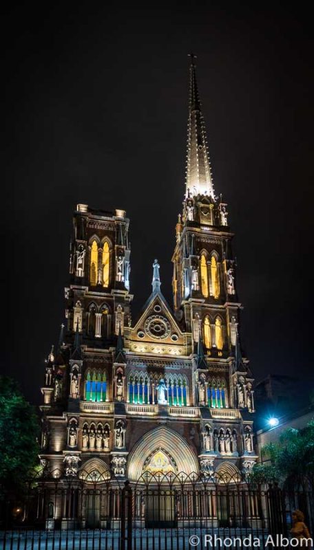 Iglesia Capuchinos colourfully lit up at night