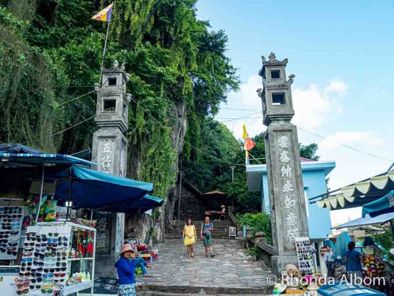 Escaleras que suben a Marble mountains Da Nang Vietnam