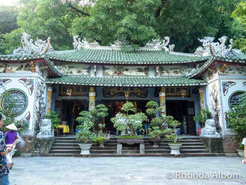 Templo budista en la cima de la montaña de mármol Danang Vietnam