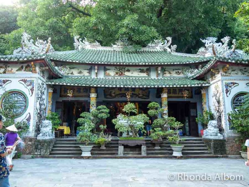 buddhista templom a Márvány-hegy tetején Danang Vietnam