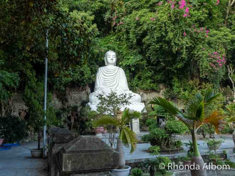 hatalmas márvány buddha