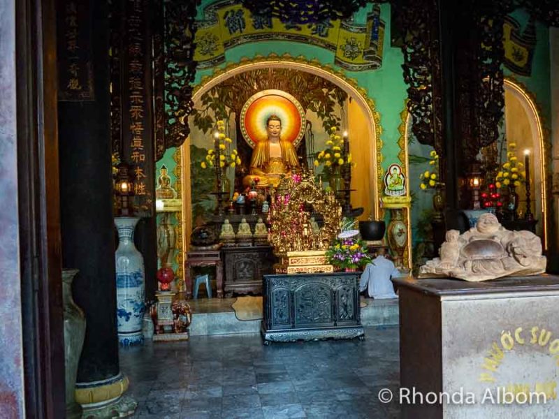 uvnitř pagody Linh Ung ve středním Vietnamu