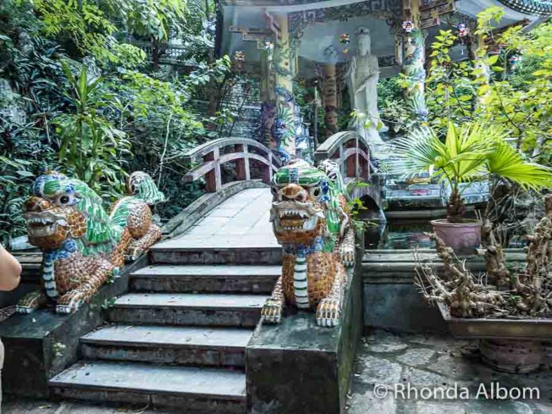 Justo afuera, Dentro de la Pagoda Linh Ung en el centro de Vietnam