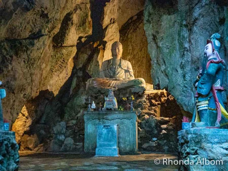 Boeddha binnen eerste grot bij Marble mountain in Da Nang, Vietnam