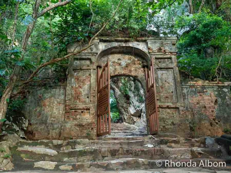 Puerta por la que pasamos mientras caminábamos entre cuevas