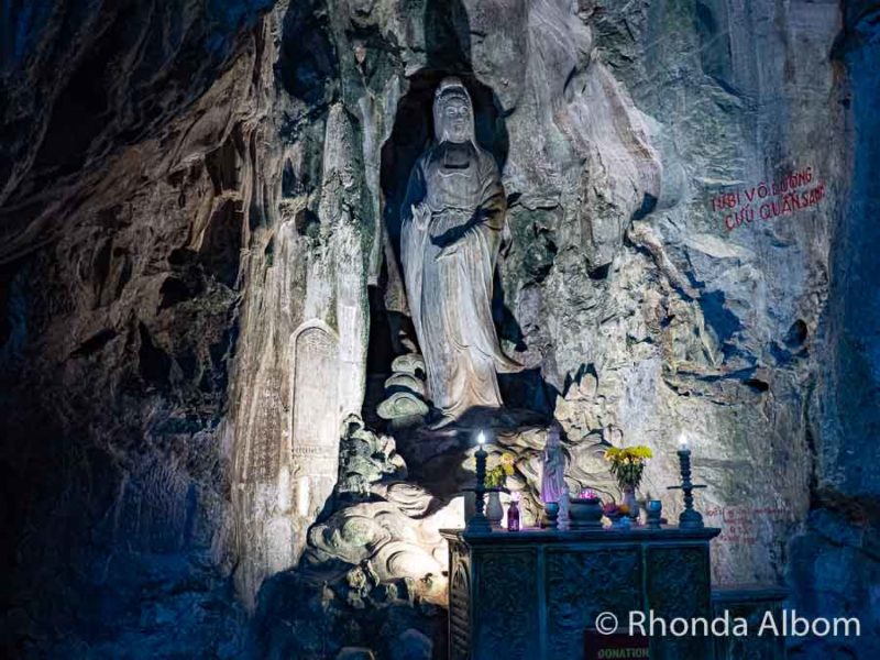 egy barlang belsejében a Marble Mountain Vietnamban