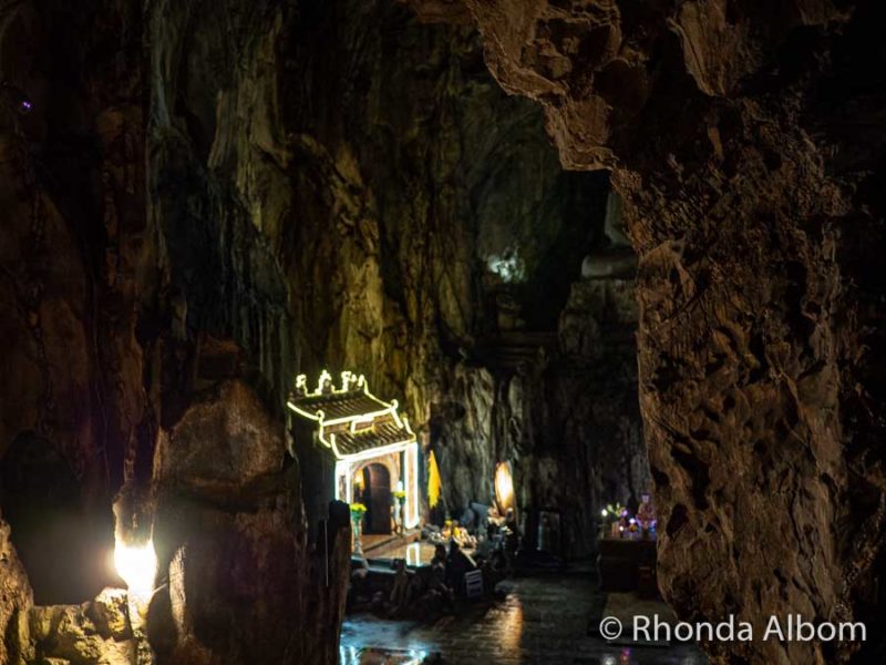 în interiorul unei peșteri mari de la Marble mountain din Da Nang, Vietnam. 