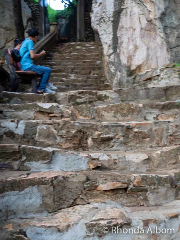 Escadas para baixo das montanhas de Mármore Da Nang, Vietnã