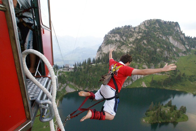 Šuolininkas su gumele, vos nušokęs nuo platformos Šveicarijoje