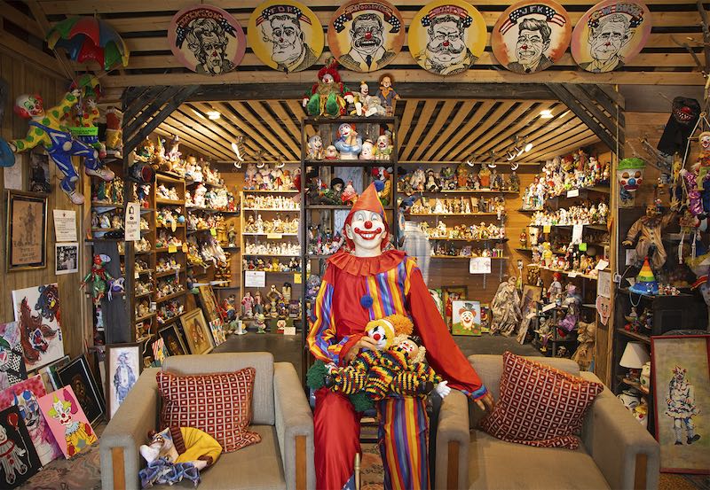 7 Things to Do in Nevada: Weird Options You'll Have to See to Believe 3 A room full of clown statues and dolls in the Clown Motel, Nevada