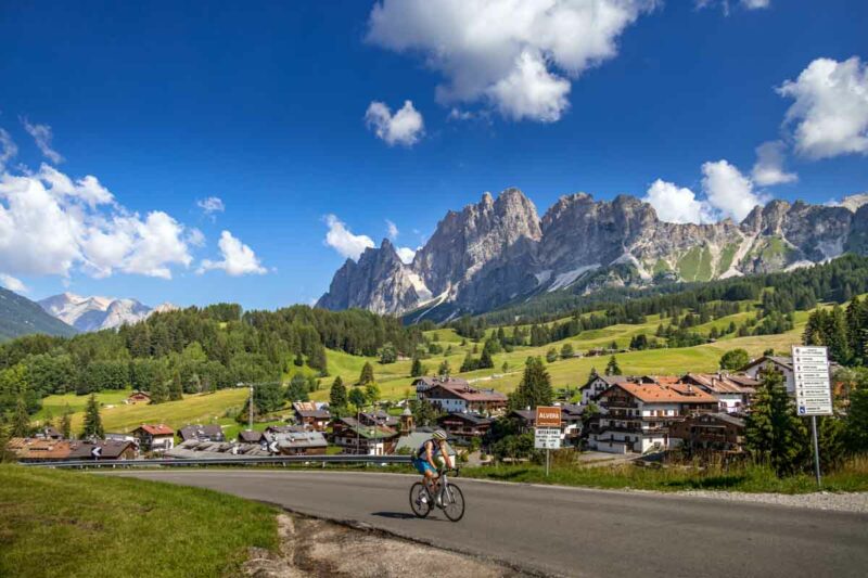 Cycling in Italy is a great way to convert our travel to a sports holiday.
