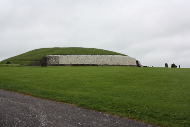 Dublin - Newgrange - 01 Our first look at the mound of the tomb of Newgrange in Ireland
